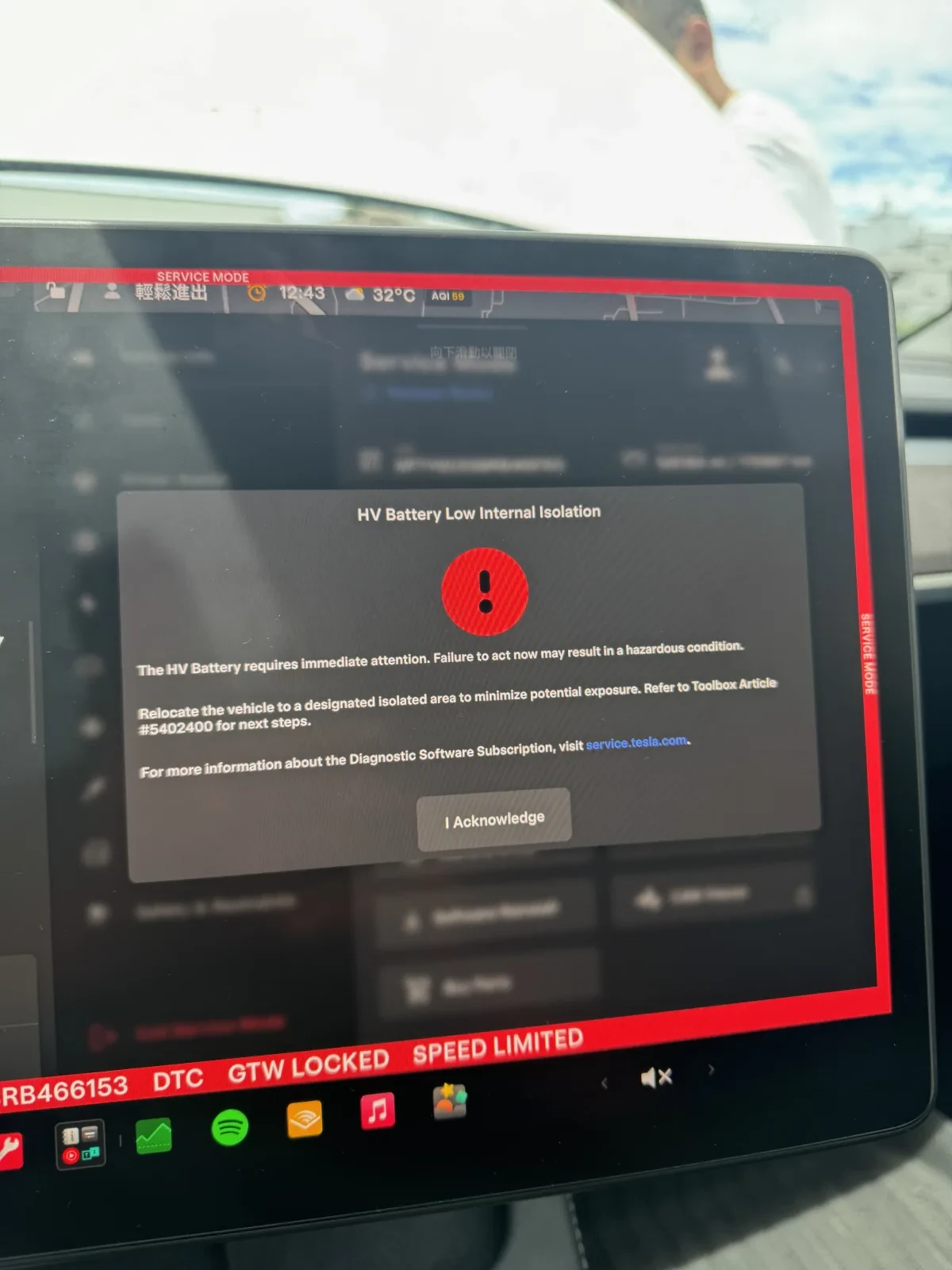 Tesla Service Mode 畫面顯示 HV Battery Low Internal Isolation 警示