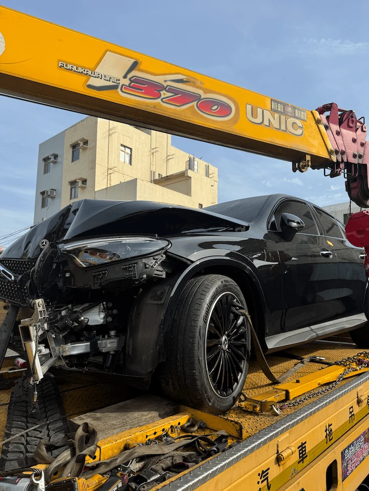 Mercedes-Benz GLC 300 車頭嚴重事故車收購，電車玩家