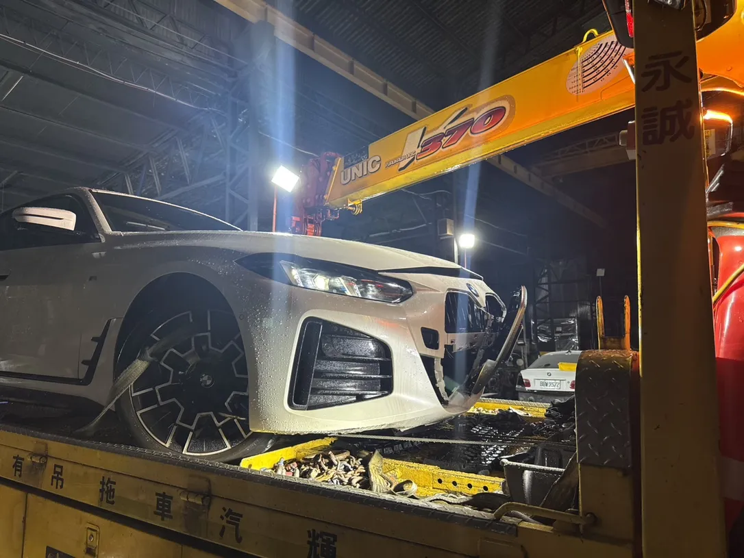 2024 BMW 430 高雄車頭撞擊前保險桿大燈受損事故車收購，夜間吊車拖吊，電車玩家