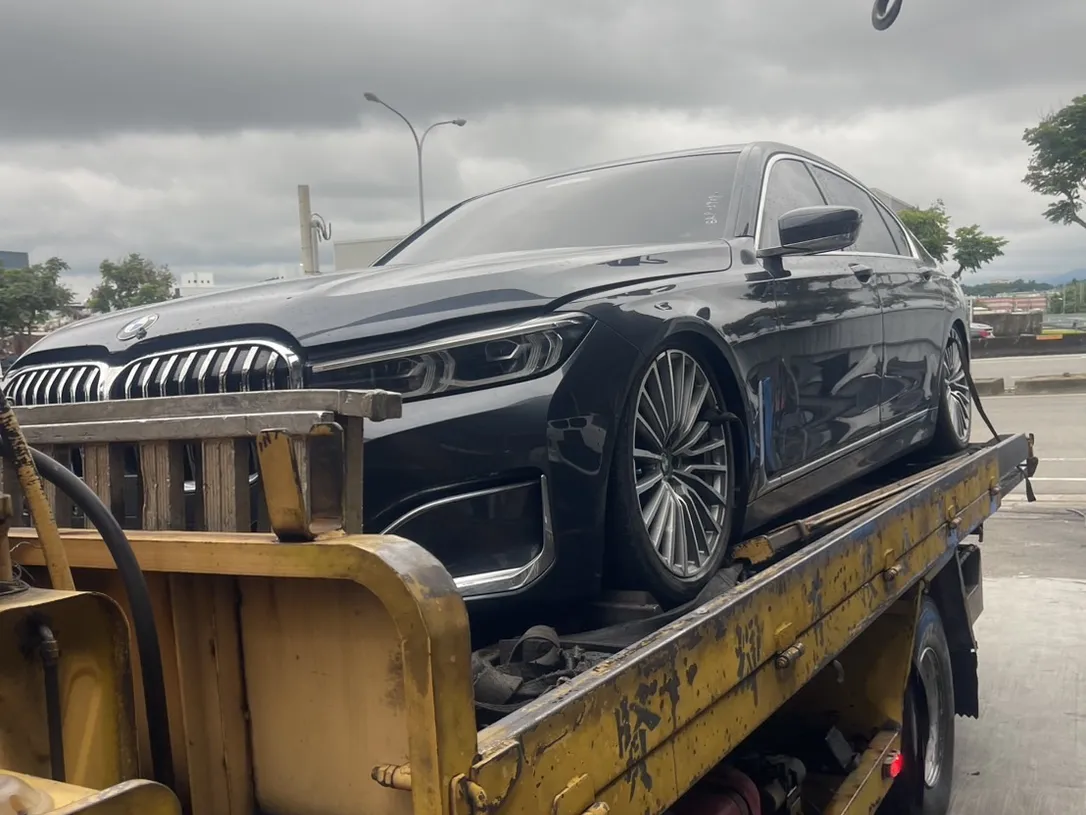 2022 BMW 740 高雄泡水事故車收購，平板拖吊，電車玩家