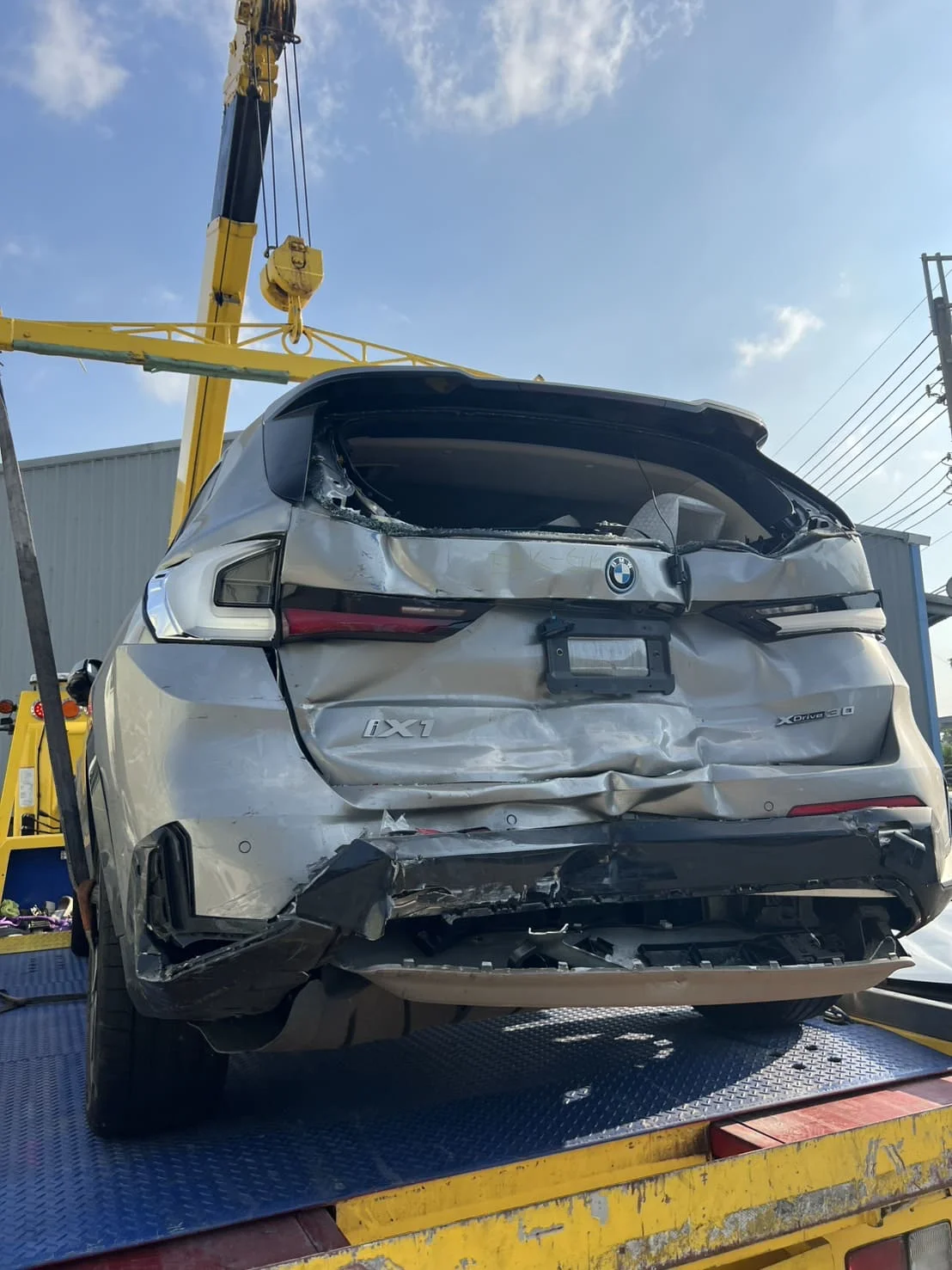 BMW iX1 車尾嚴重追撞電動車事故車收購，台中，電車玩家