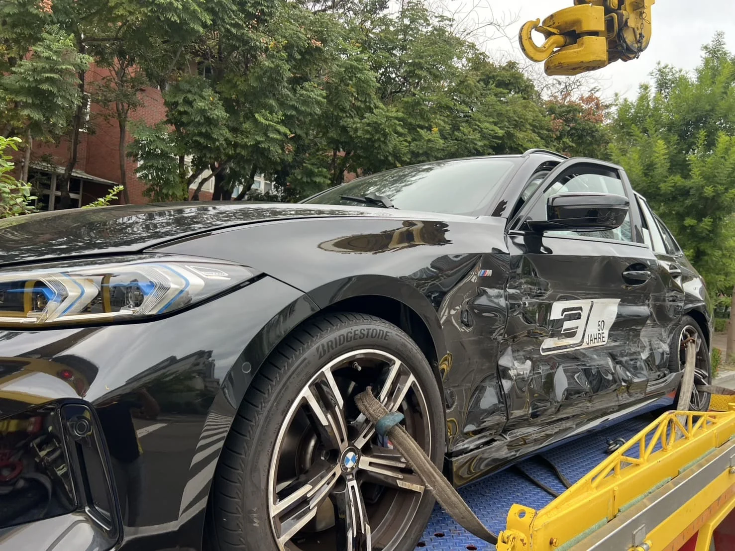 BMW 320 Touring 左側嚴重受損事故車收購，電車玩家
