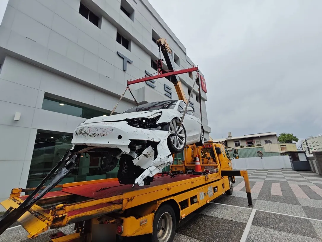 2020 Tesla Model 3 台南車頭嚴重撞擊前保險桿前輪損毀事故車收購，吊車拖吊，電車玩家