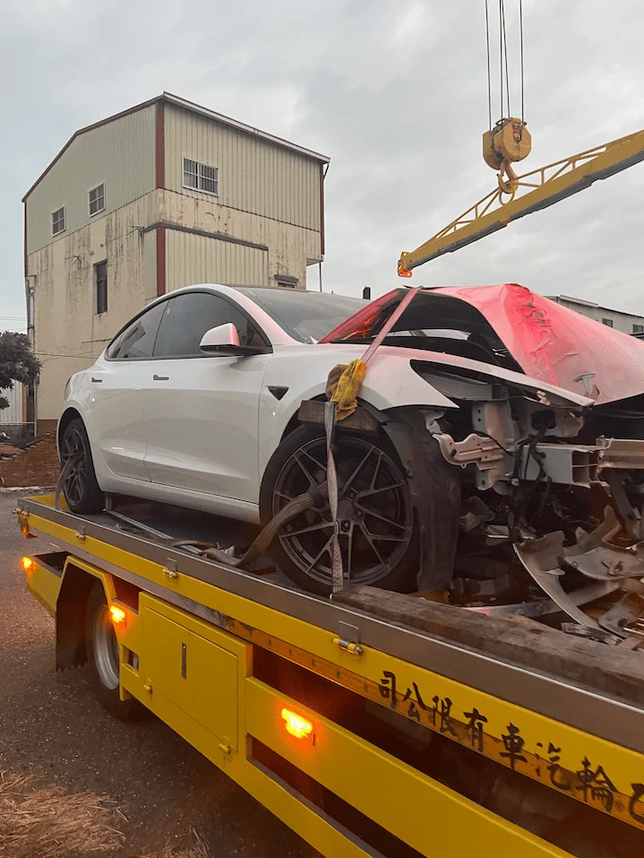 Tesla Model 3 車頭嚴重受損電池破損事故車收購，電車玩家