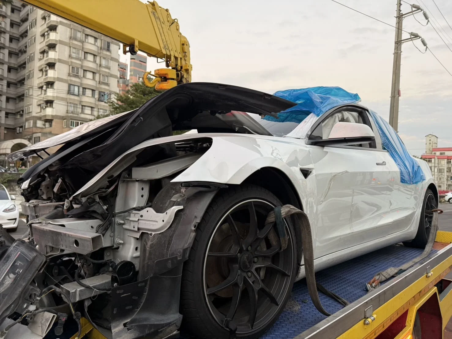 Tesla Model 3 車頭嚴重撞擊事故車收購，電車玩家