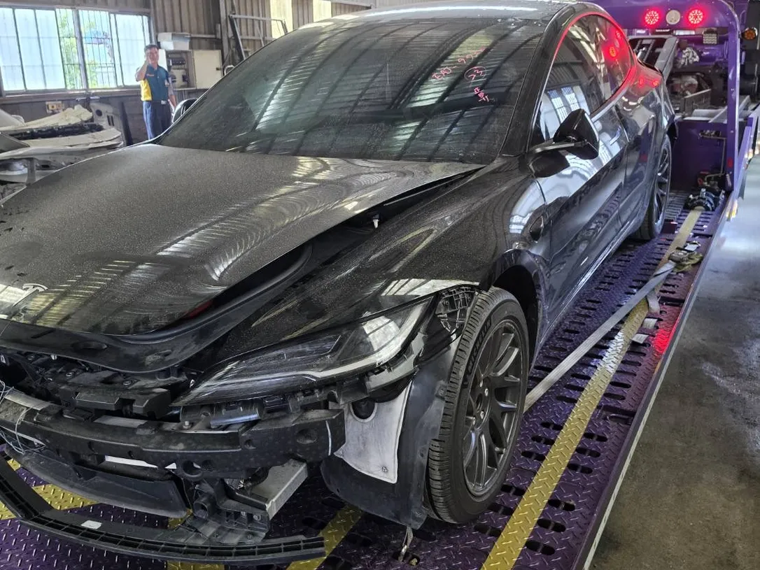 2024 Tesla Model 3 煥新版 高雄車頭嚴重撞擊引擎蓋變形事故車收購，平板拖吊，電車玩家