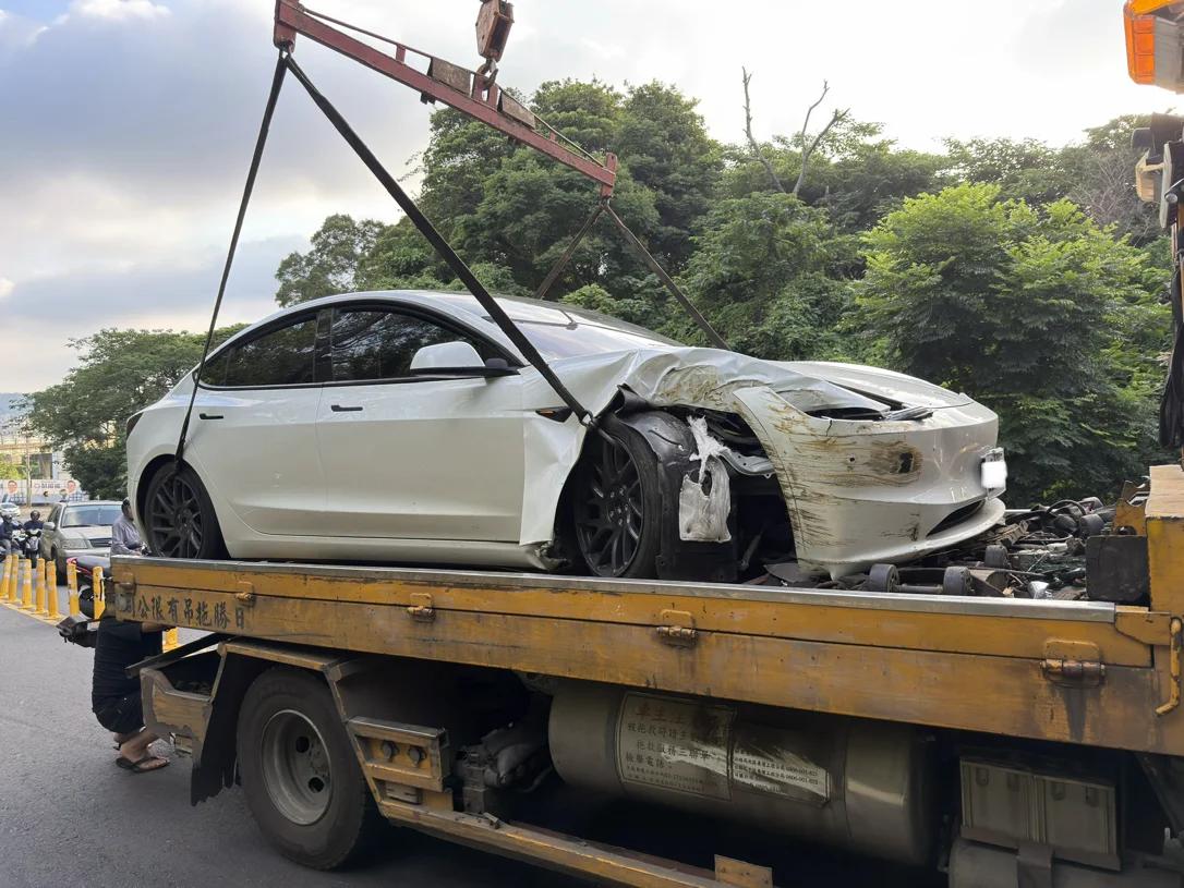 Tesla Model 3 煥新版右前重損電池受損事故車收購，新竹，電車玩家