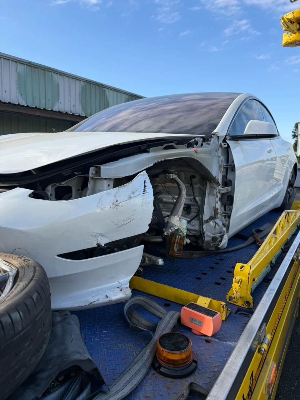 Tesla Model 3 左前側懸吊嚴重撞擊事故車收購，電車玩家