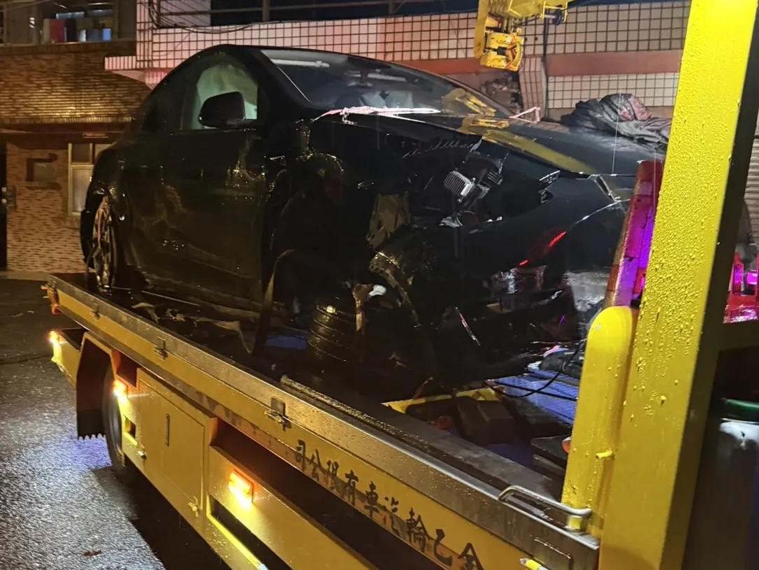 2023 Tesla Model Y 新竹車頭嚴重撞擊事故車收購，夜間吊車拖吊，電車玩家