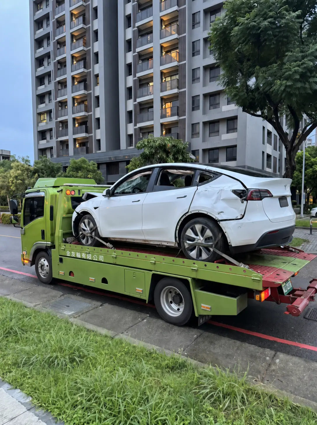 2024 Tesla Model Y RWD 左後側嚴重撞擊氣簾爆開事故車收購，彰化，電車玩家