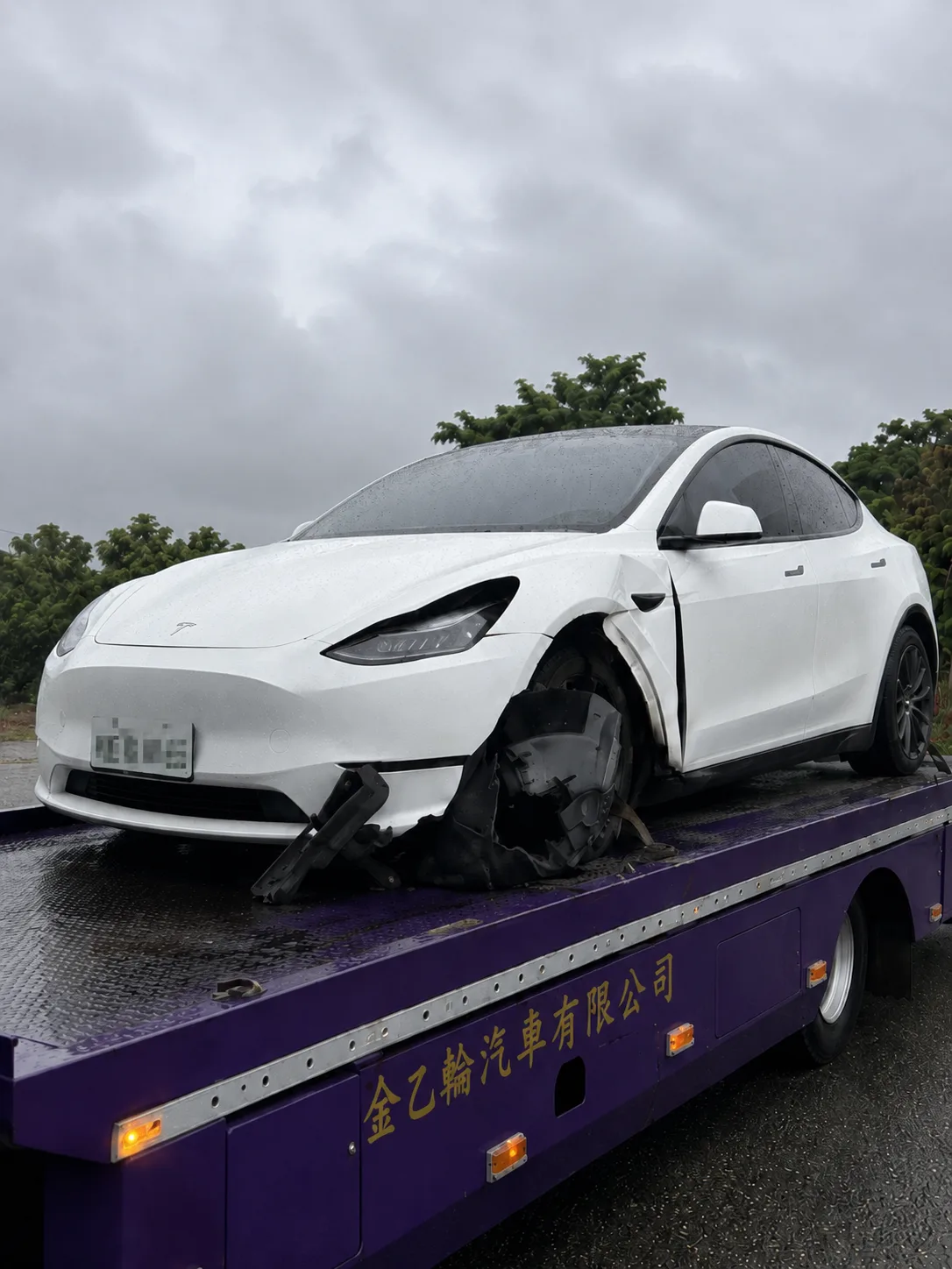2024 Tesla Model Y RWD 右前懸吊撞損無法行駛事故車收購，高雄，電車玩家