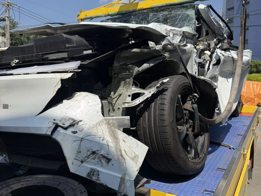 2025 Tesla Model Y 煥新版 台中車頭嚴重撞擊前擋玻璃破裂A柱受損事故車收購，吊車拖吊，電車玩家