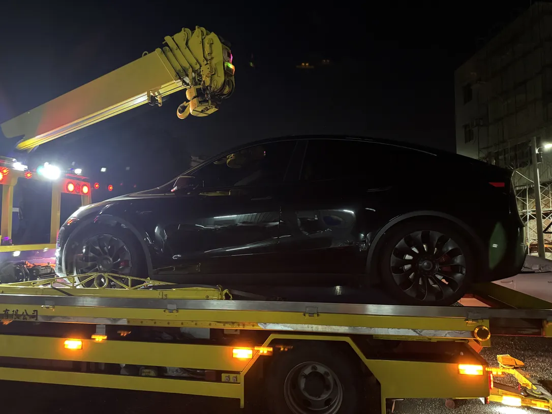 Tesla Model Y 高雄電池包異常故障車收購，夜間吊車平板拖吊，電車玩家