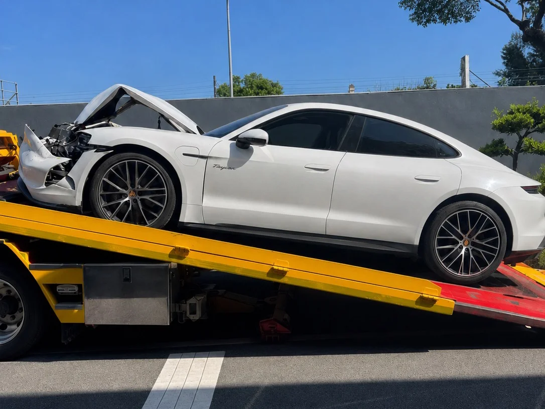 2022 Porsche Taycan 車頭嚴重事故車收購，台北內湖，電車玩家