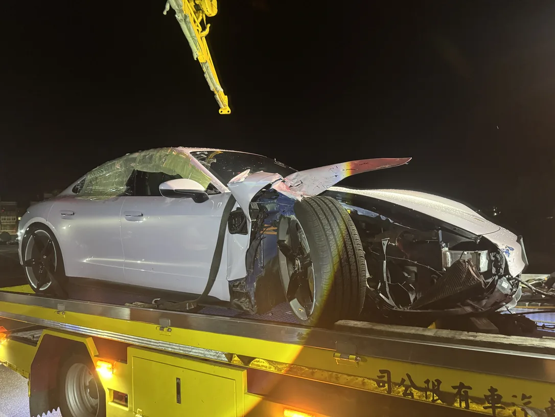 2022 Porsche Taycan 新竹右側嚴重撞擊車頂變形事故車收購，夜間吊掛拖吊，電車玩家