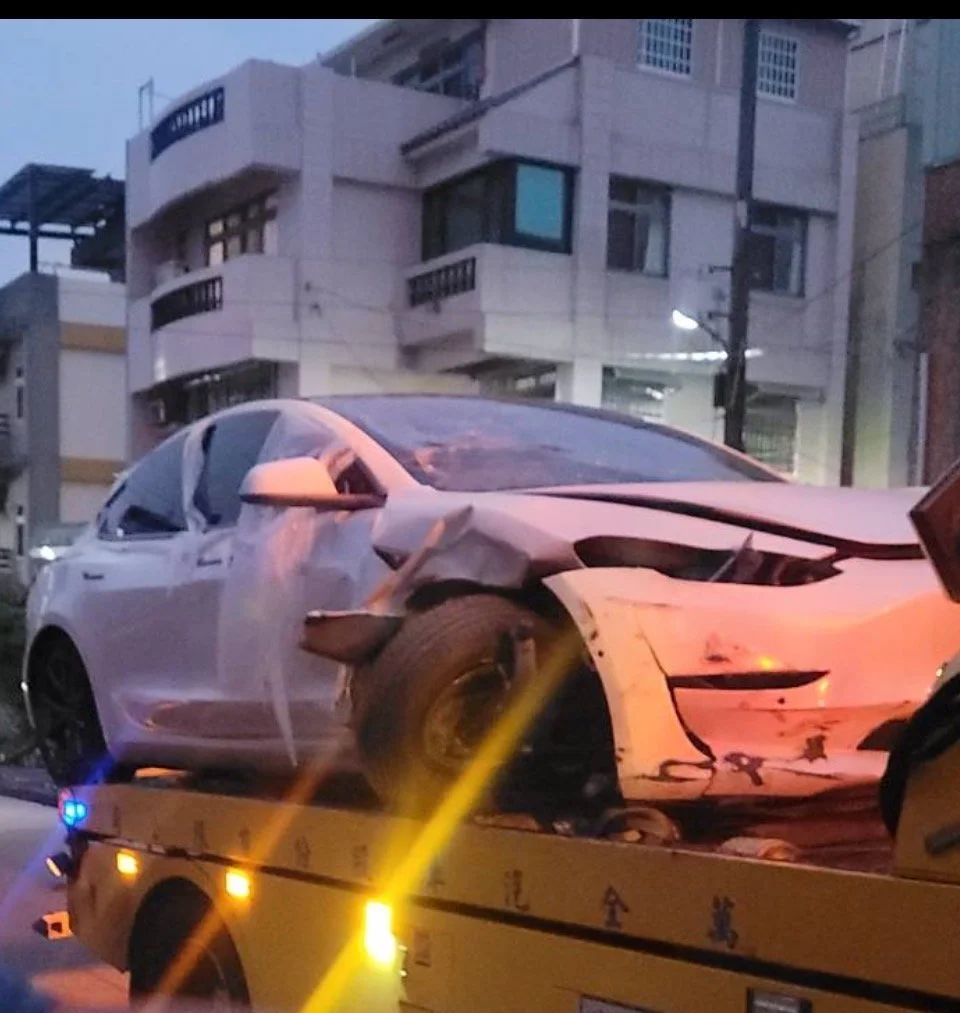 Tesla Model 3 事故車拖吊進場