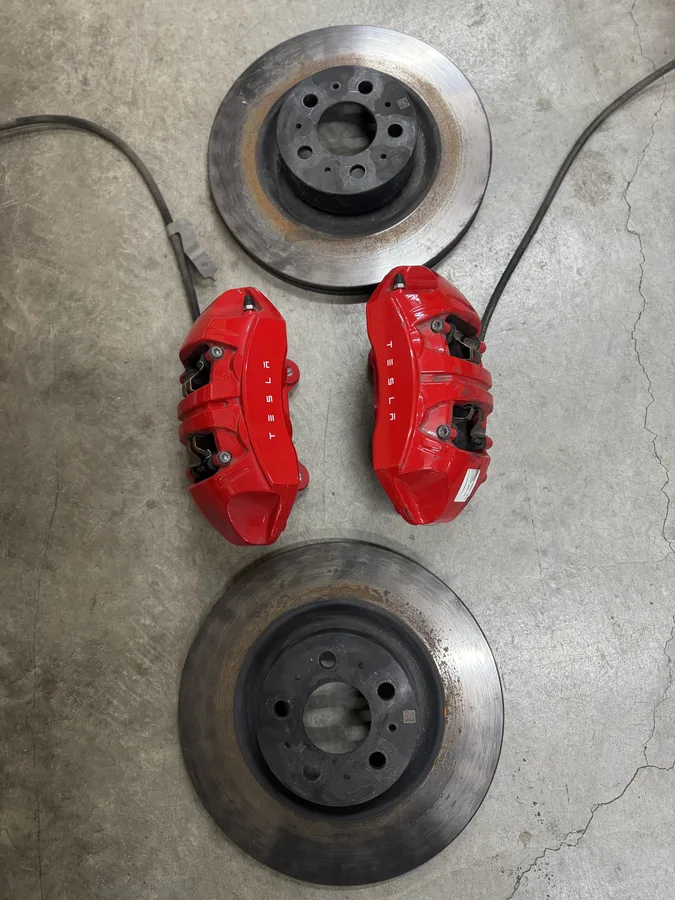 Tesla P 版前煞車卡鉗組原廠拆件