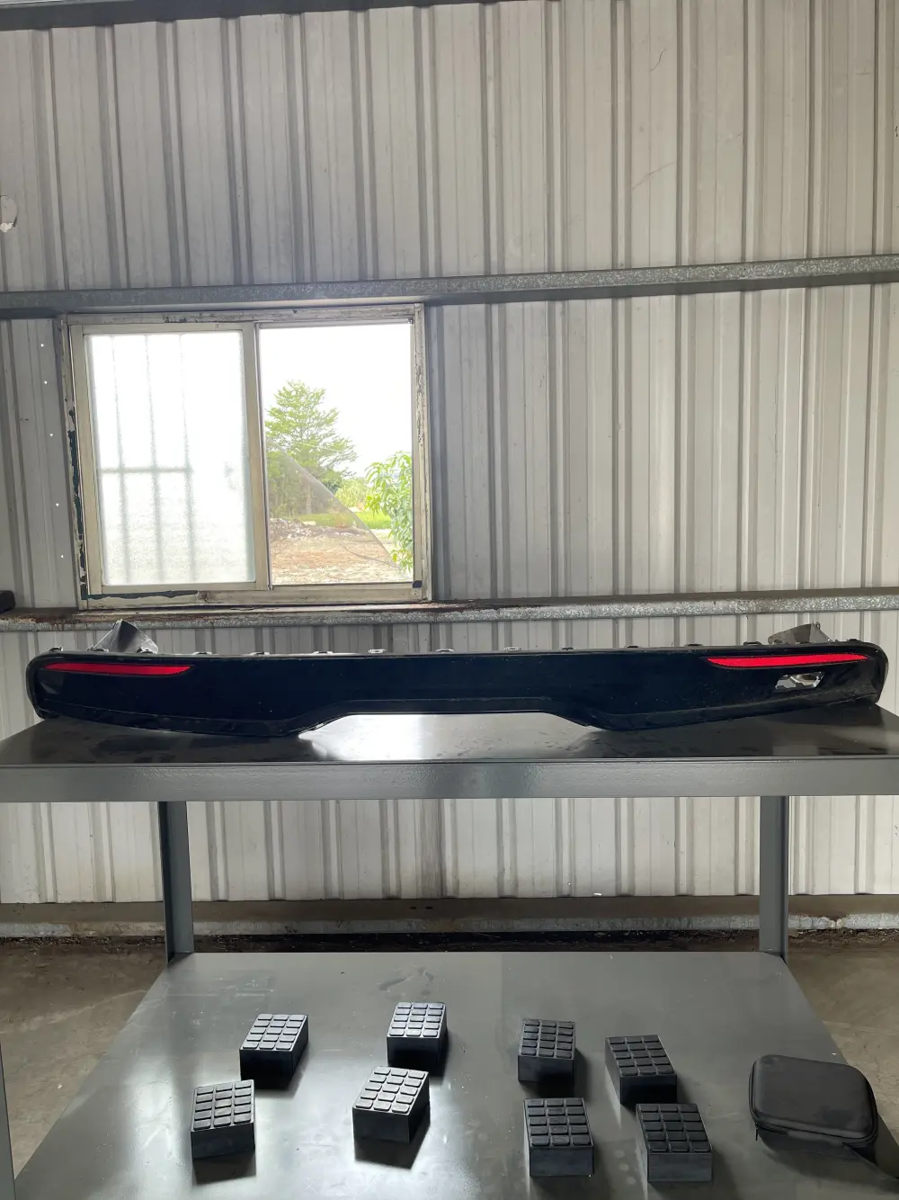 後下巴 Model S 原廠拆件