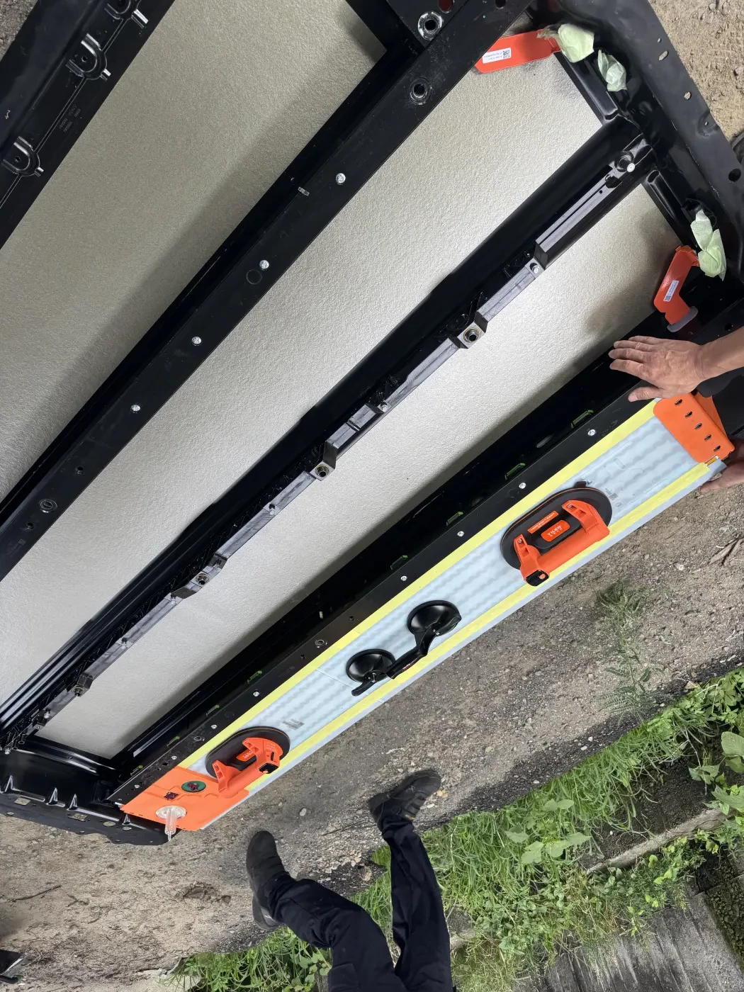 使用專用吸盤工具，將受損電池模組吊出更換